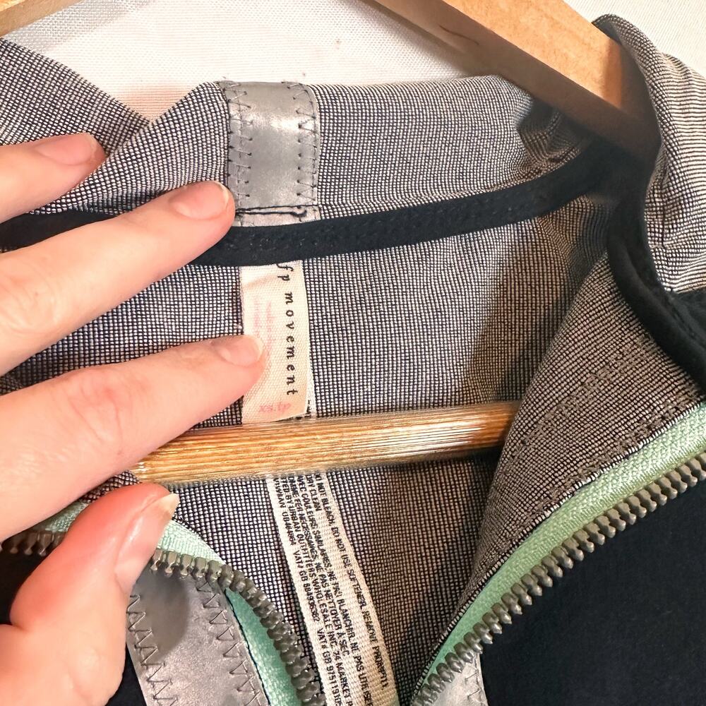 3 FOR $35! 📦 FP MOVEMENT Free People Crop Reflective Run Jacket Sz. XS - Picture 2 of 4